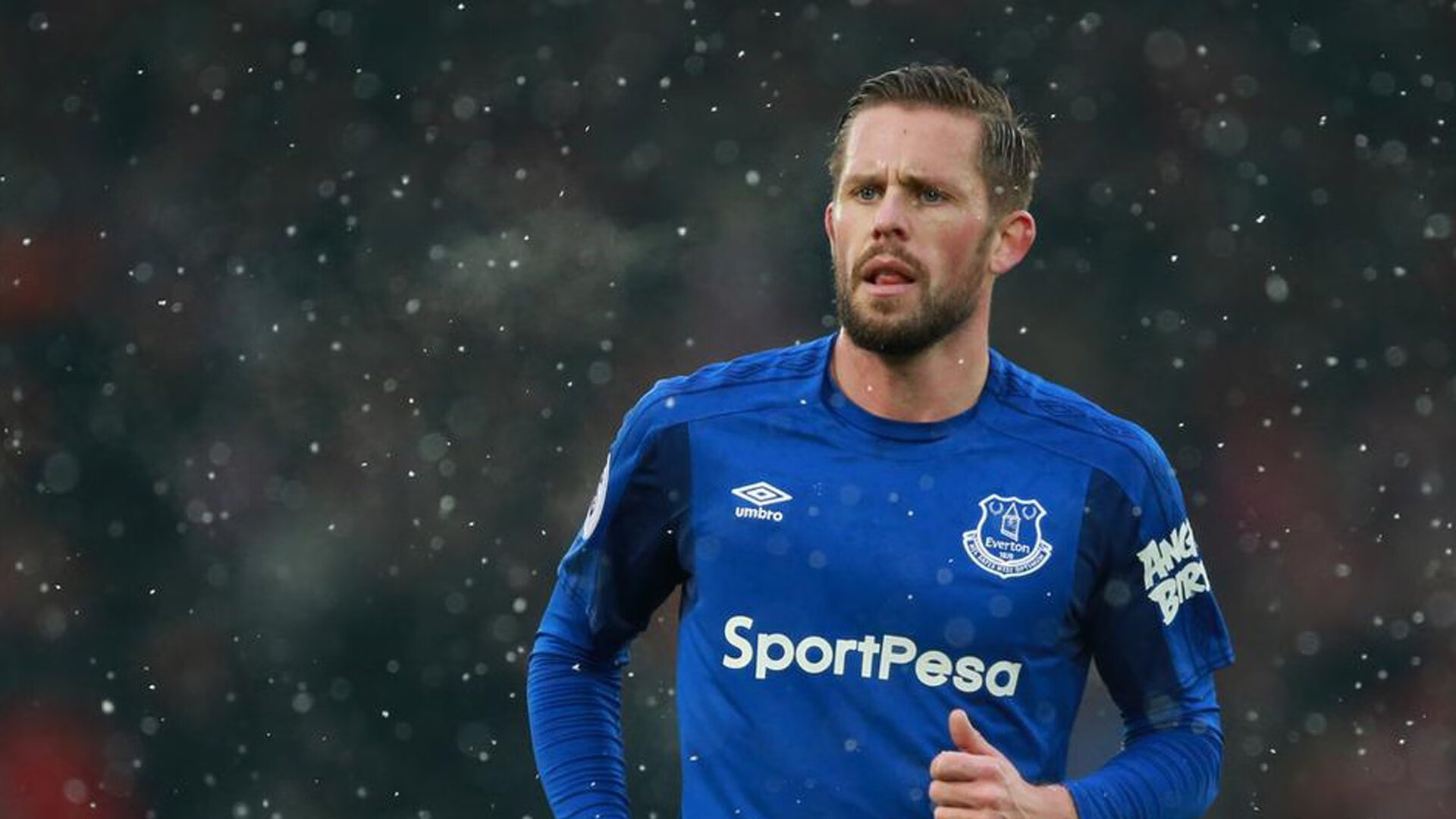 梅西重要时刻重返赛场，塞尔维亚队带队取胜！赛场气氛高涨